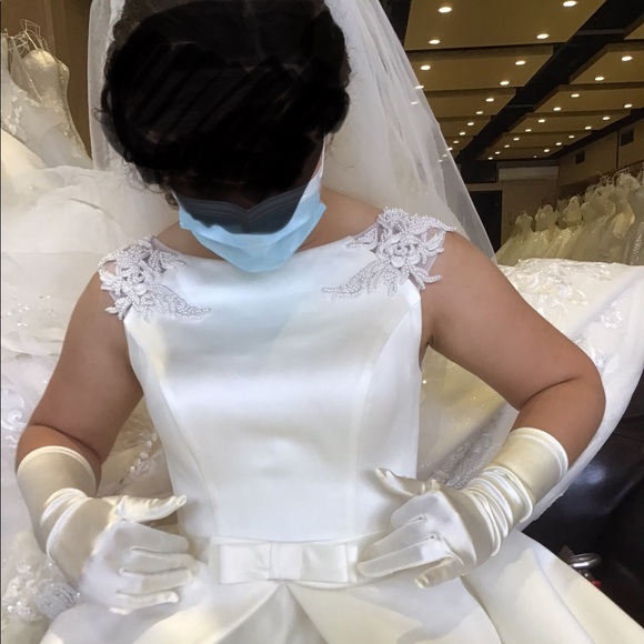 Bride's dress with pearled veil - Picture 7 of 7